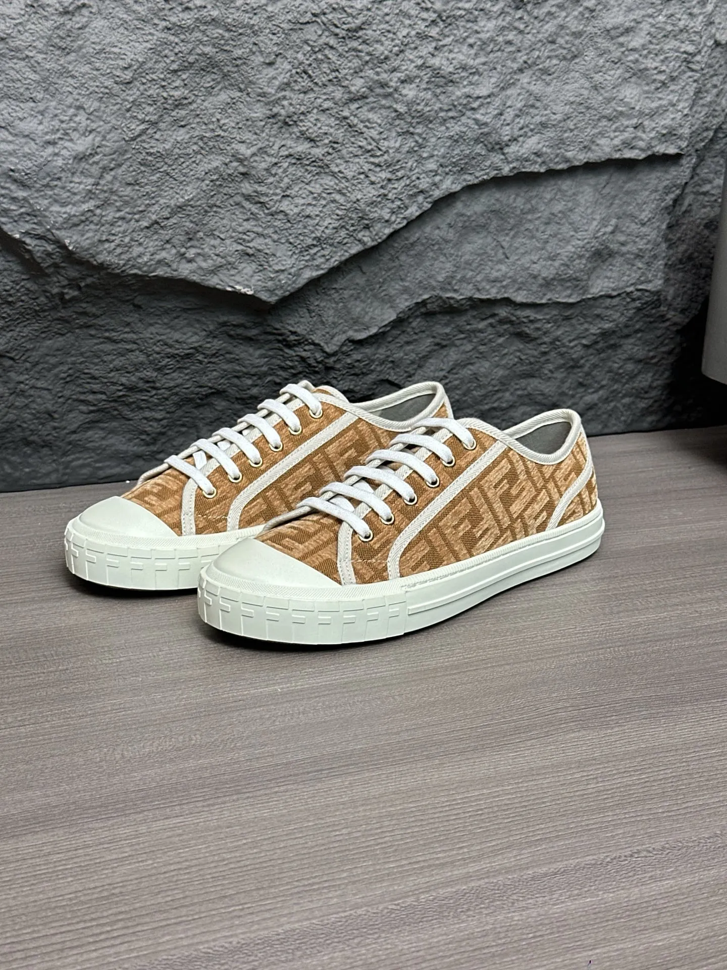 Men's shoes 💰580 FENDI Match men's lace-up sneakers. ♞size; Couple model 35-40 (female) 39~45 (men) This item comes from the Stefano Pilati design series and is made of black leather with gray leather details. Rubber sole with FENDI lettering on the side Material: 100% calfskin, lining: 70% polyester, 27% nylon